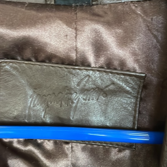 Women’s long brown leather coat. - Picture 8 of 11